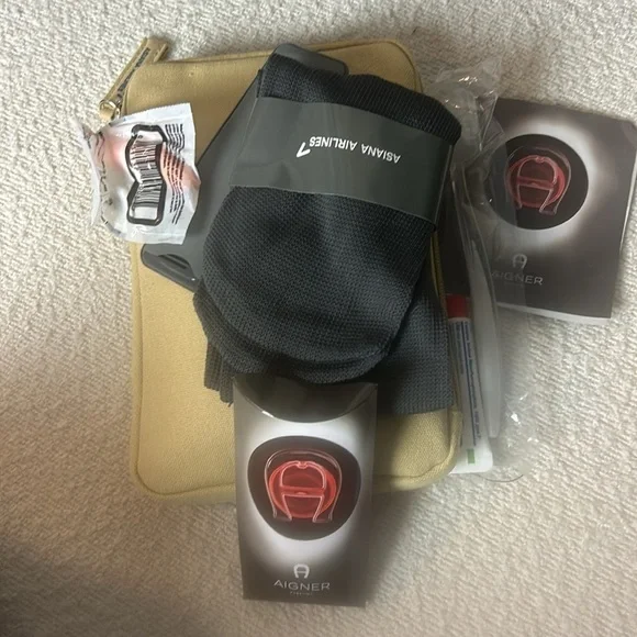 Etienne Aigner Business Class Amenities Bag New Tan Canvas with Amenit… - Picture 6 of 6